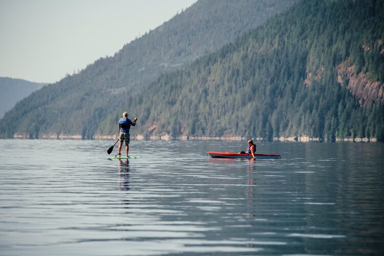 Kayak und Paddelboard fahren im Klahoose Wilderness Resort in Sunshine Coast British Columbia