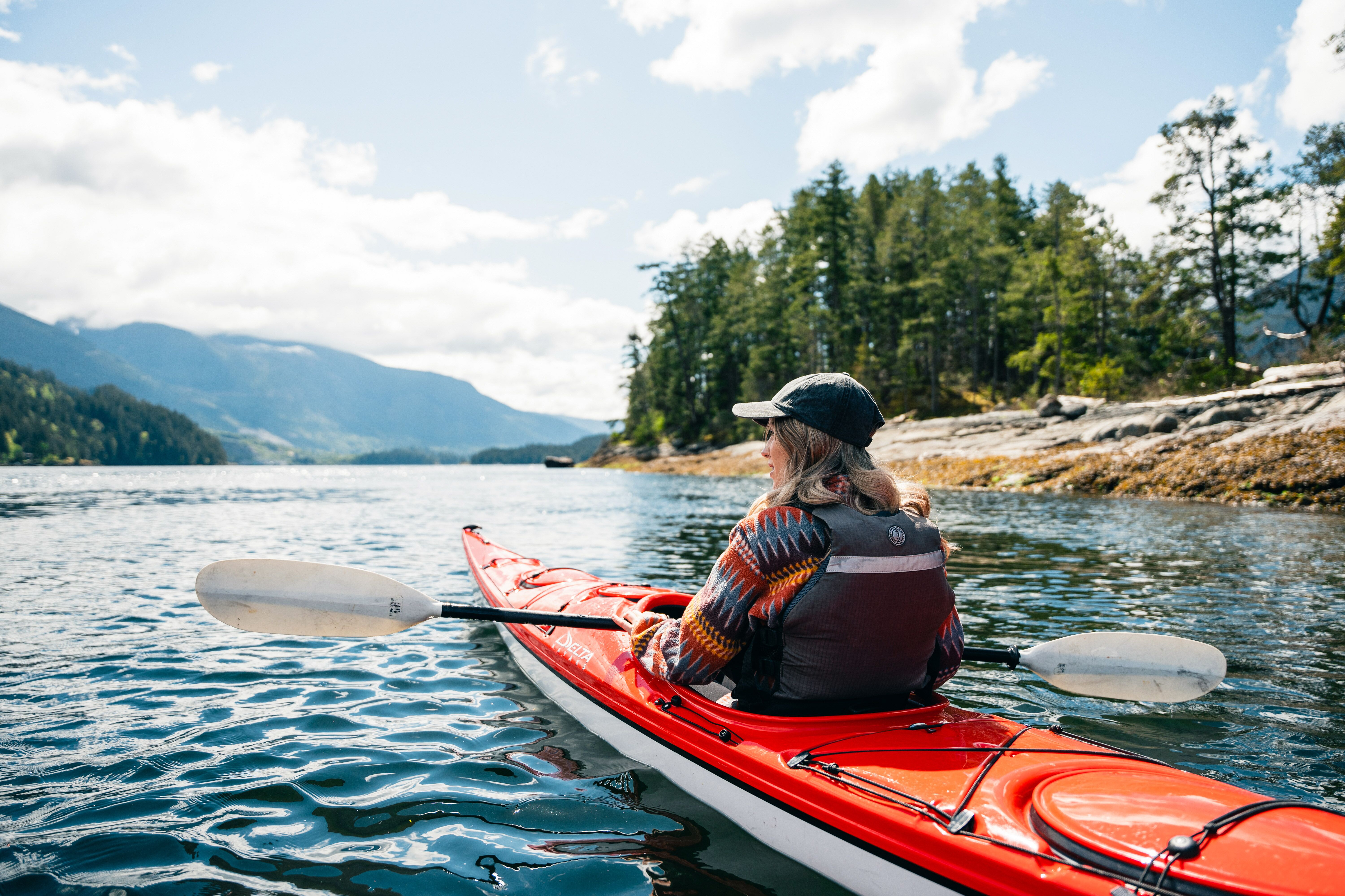 Frau auf einem Kayak in der West Coast Wilderness Lodge in Egmont