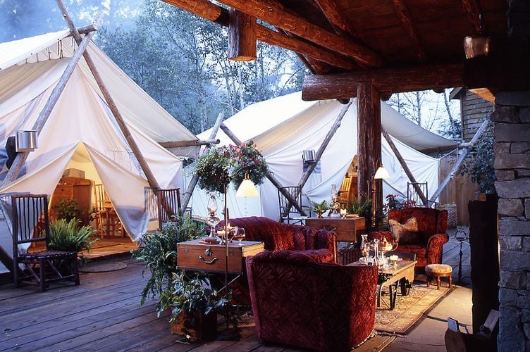 gemÃ¼tlicher Sitzbereich mit Kamin im Clayoquot Wilderness Resort