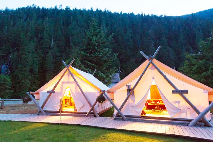 Aussenansicht der Zelte im Clayoquot Wilderness Resort