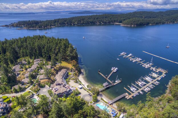 Das Poets Cove Resort & Spa auf South Pender Island in British Columbia aus der Vogelperspektive Das Poets Cove Resort & Spa auf South Pender Island in British Columbia aus der Vogelperspektive