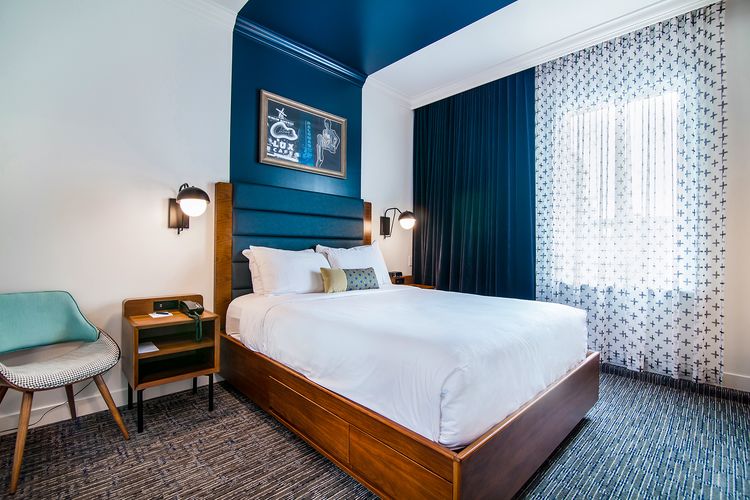 Ein Standard Zimmer mit einem Doppelbett im Hotel Belmont in Vancouver, British Columbia