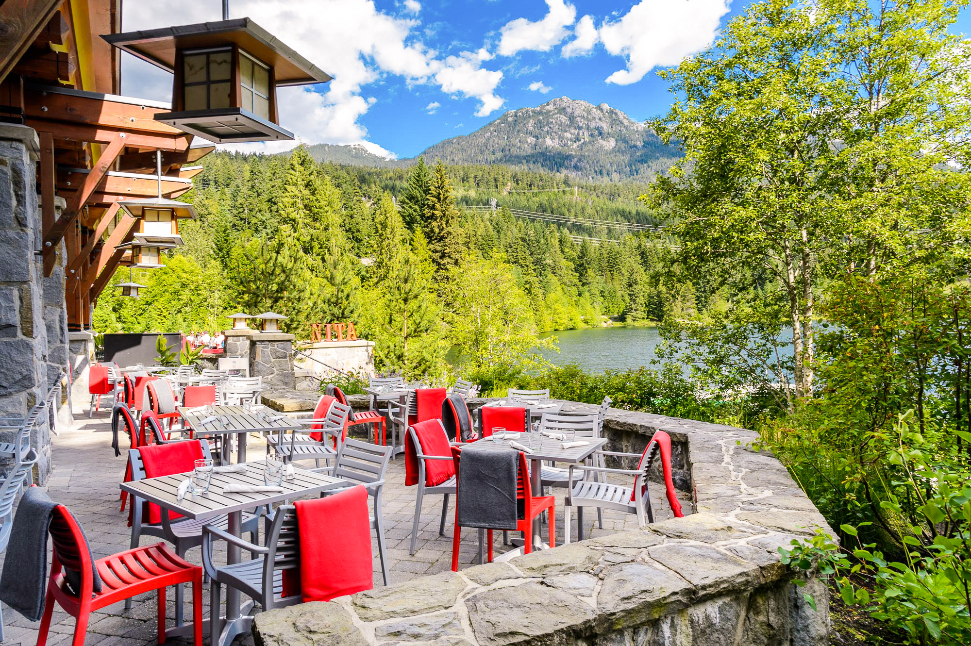Terrasse der Nita Lake Lodge in Whistler, Kanada