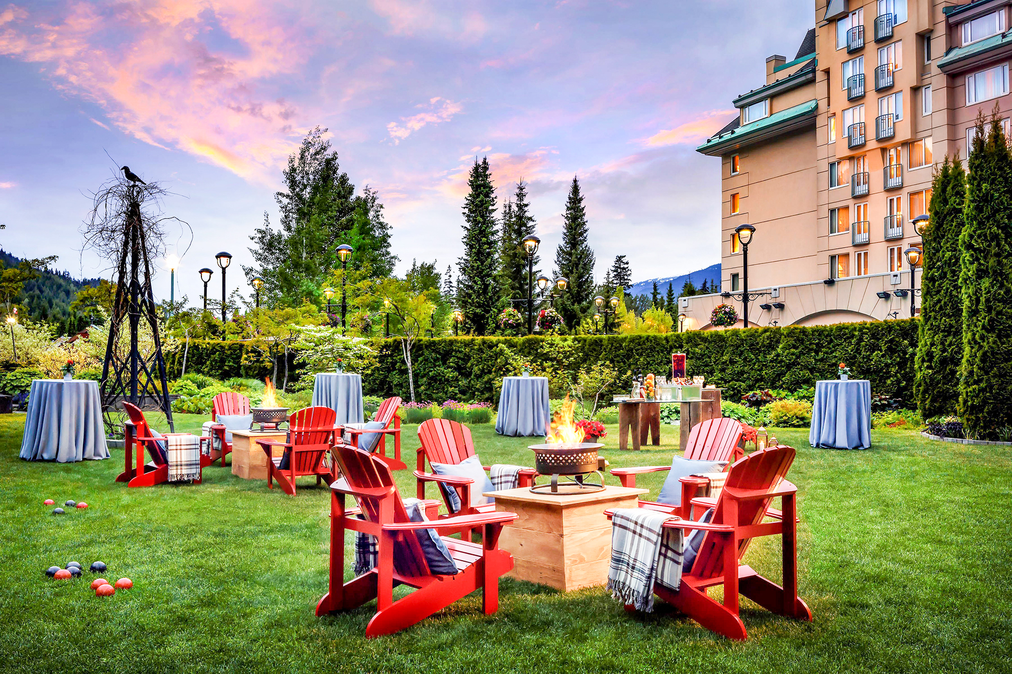 Das HotelgelÃ¤nde des Fairmont ChÃ¢teau Whistler in Kanada