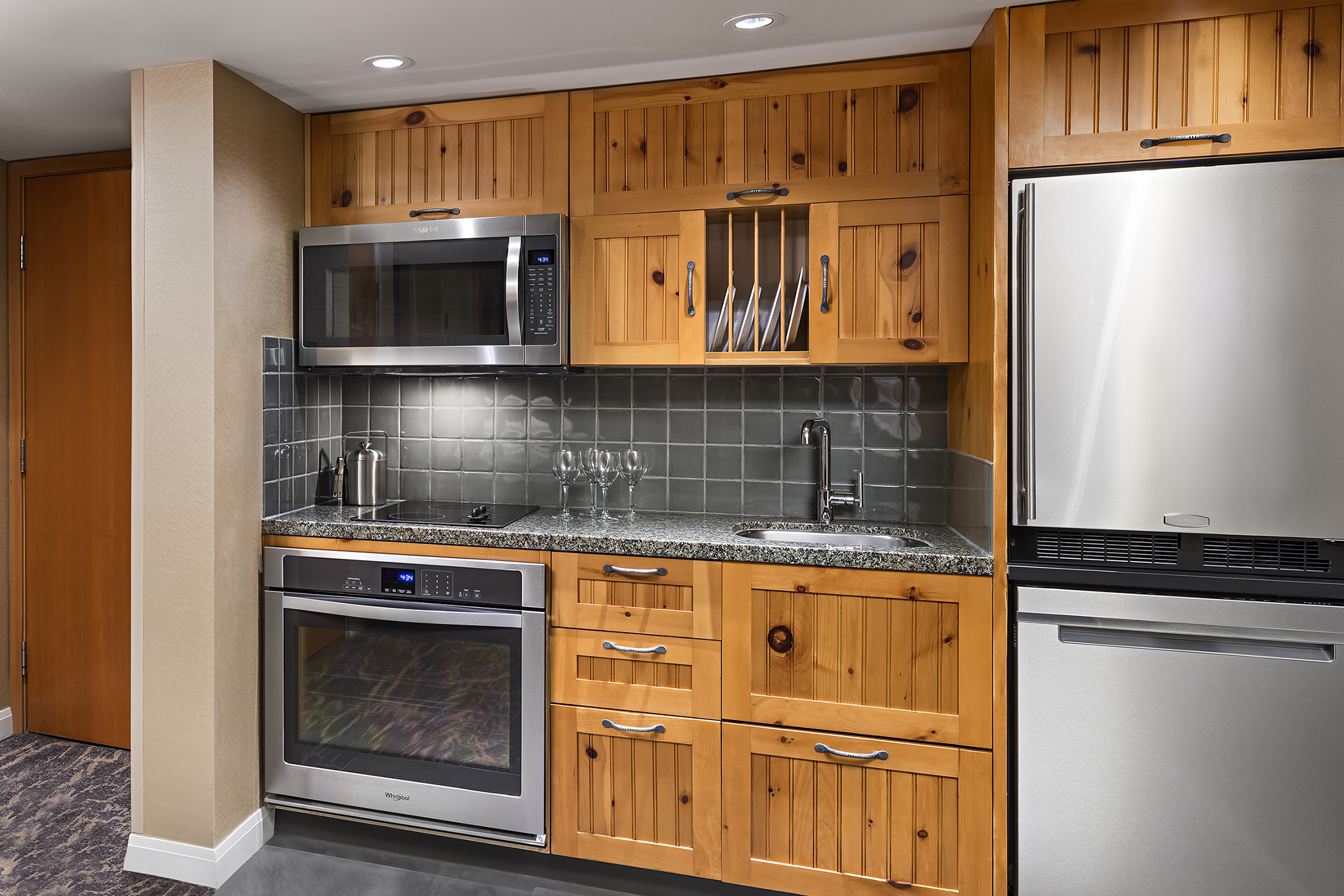 Die KÃ¼che einer Deluxe Suite des Westin Resorts & Spa in Whistler