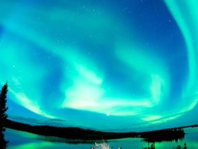 Lagerfeuer am See beim Blachford Lake Lodge and Wilderness Resort mit Polarlichtern