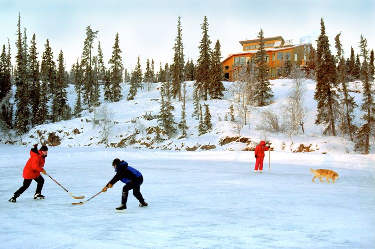 Eishockey spielen auf dem See beim Blachford Lake Lodge and Wilderness Resort