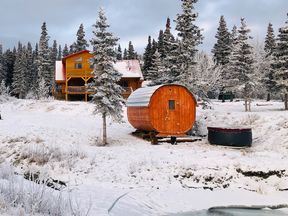 Blick auf die Mount Logan Lodges in Haines Jungtion, Yukon