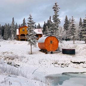 Blick auf die Mount Logan Lodges in Haines Jungtion, Yukon