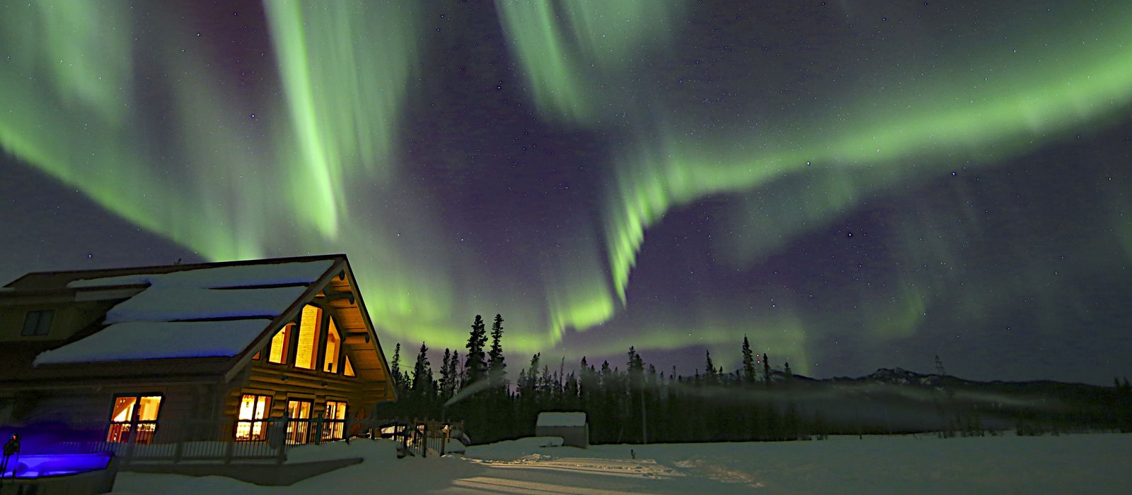 Northern Lights Resort & Spa, Polarlicher Ã¼ber der Lodge