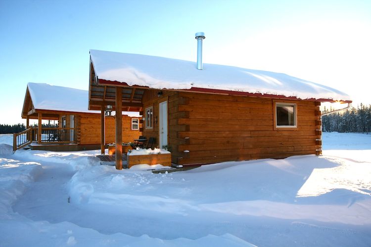 Northern Lights Resort & Spa, AuÃŸenansicht der Lodges im Schnee