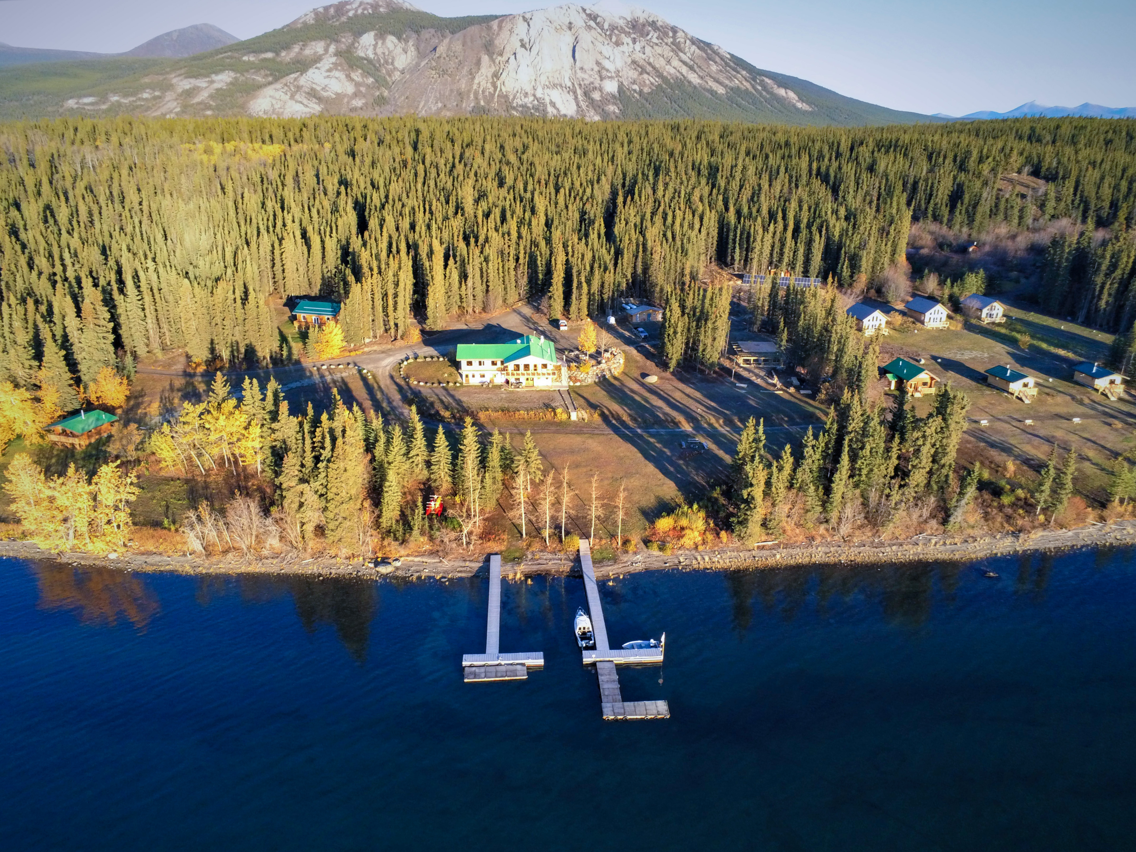 Blick auf das Southern Lakes Resort am Tagish Lake im Yukon aus der Vogelperspektive
