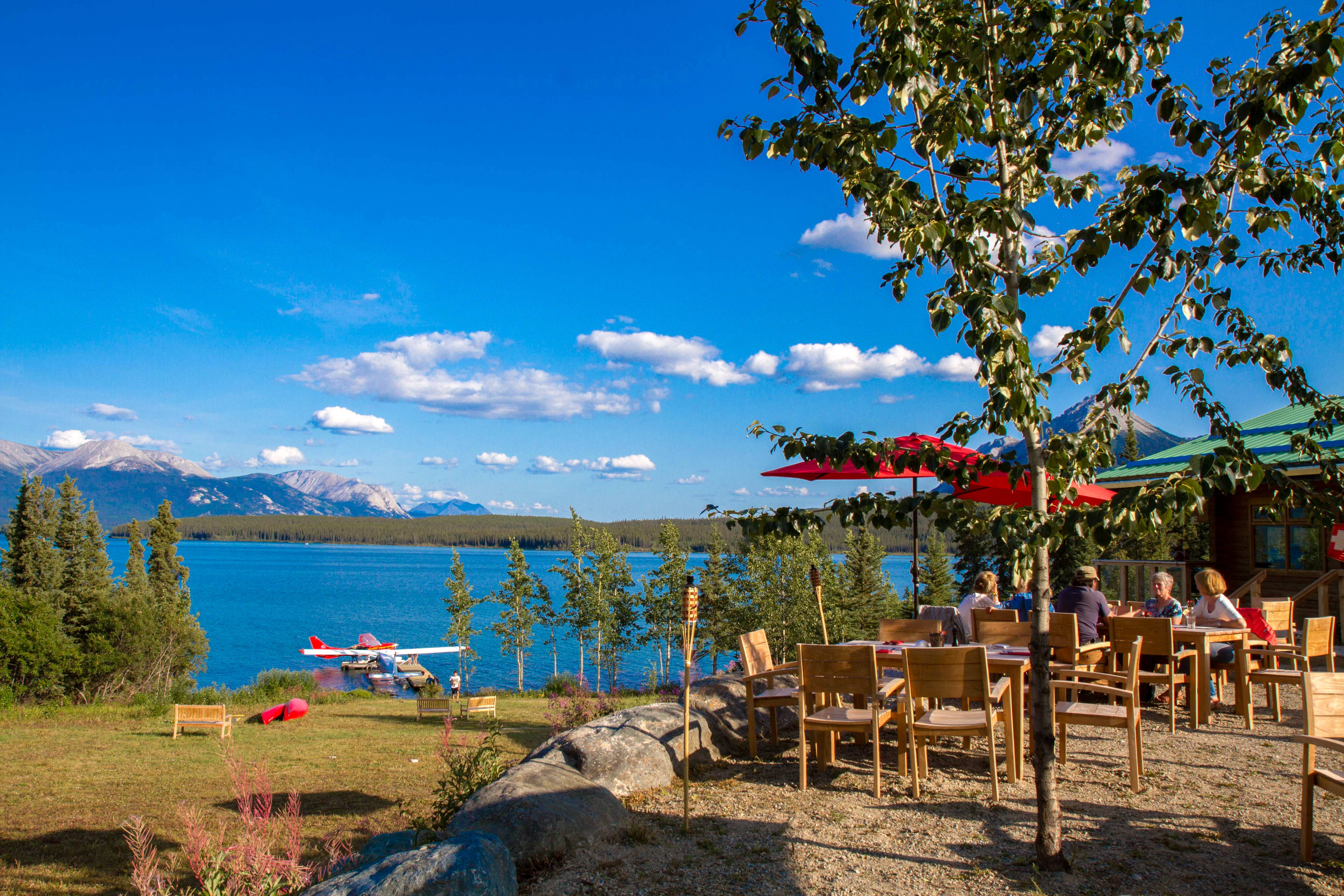 Ein beliebter Ausflug am Southern Lakes Resort im Yukon ist der Flug mit einem Wasserflugzeug