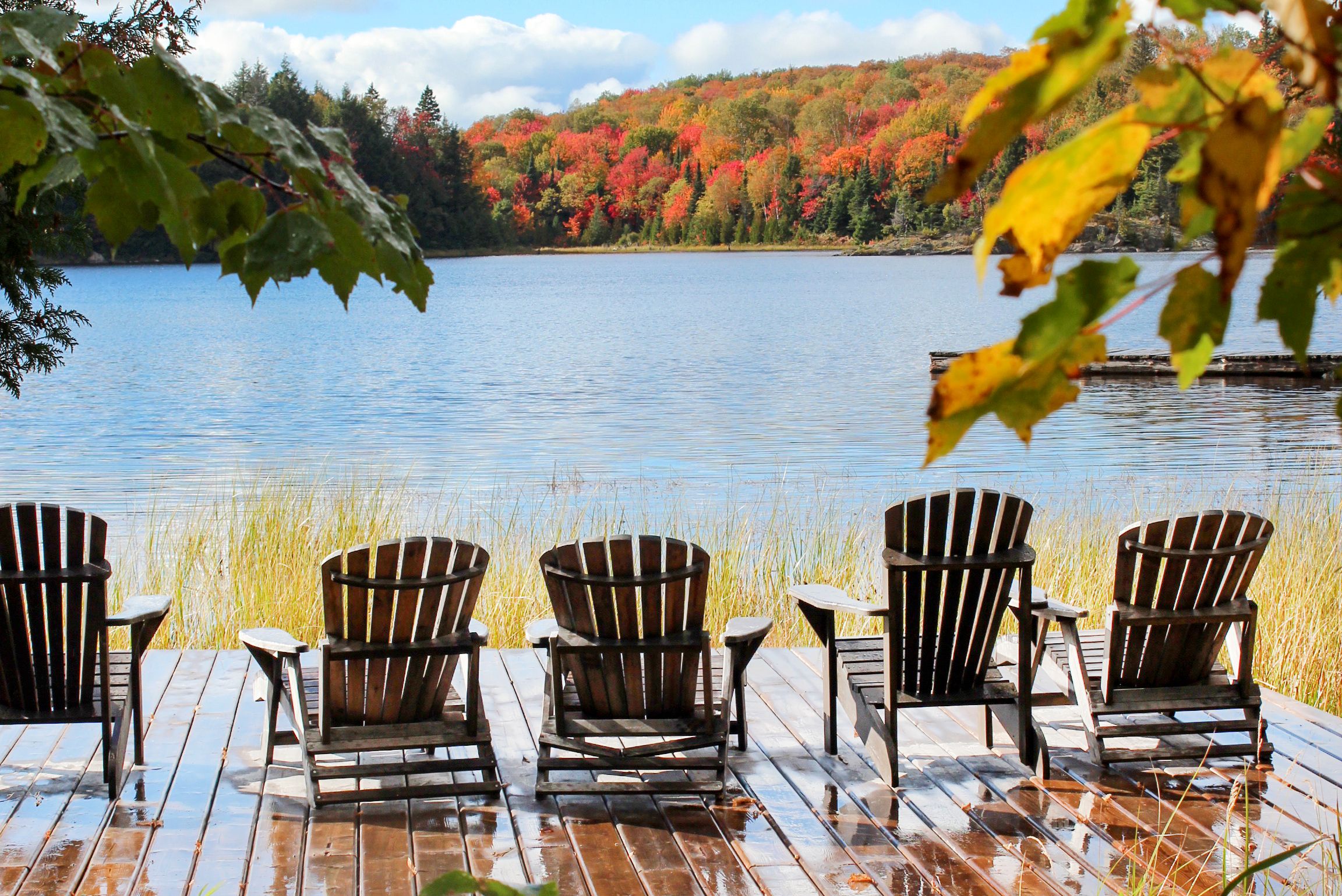 Eine Terrasse am Wasser nahe der Algonquin Log Cabin in Kanada