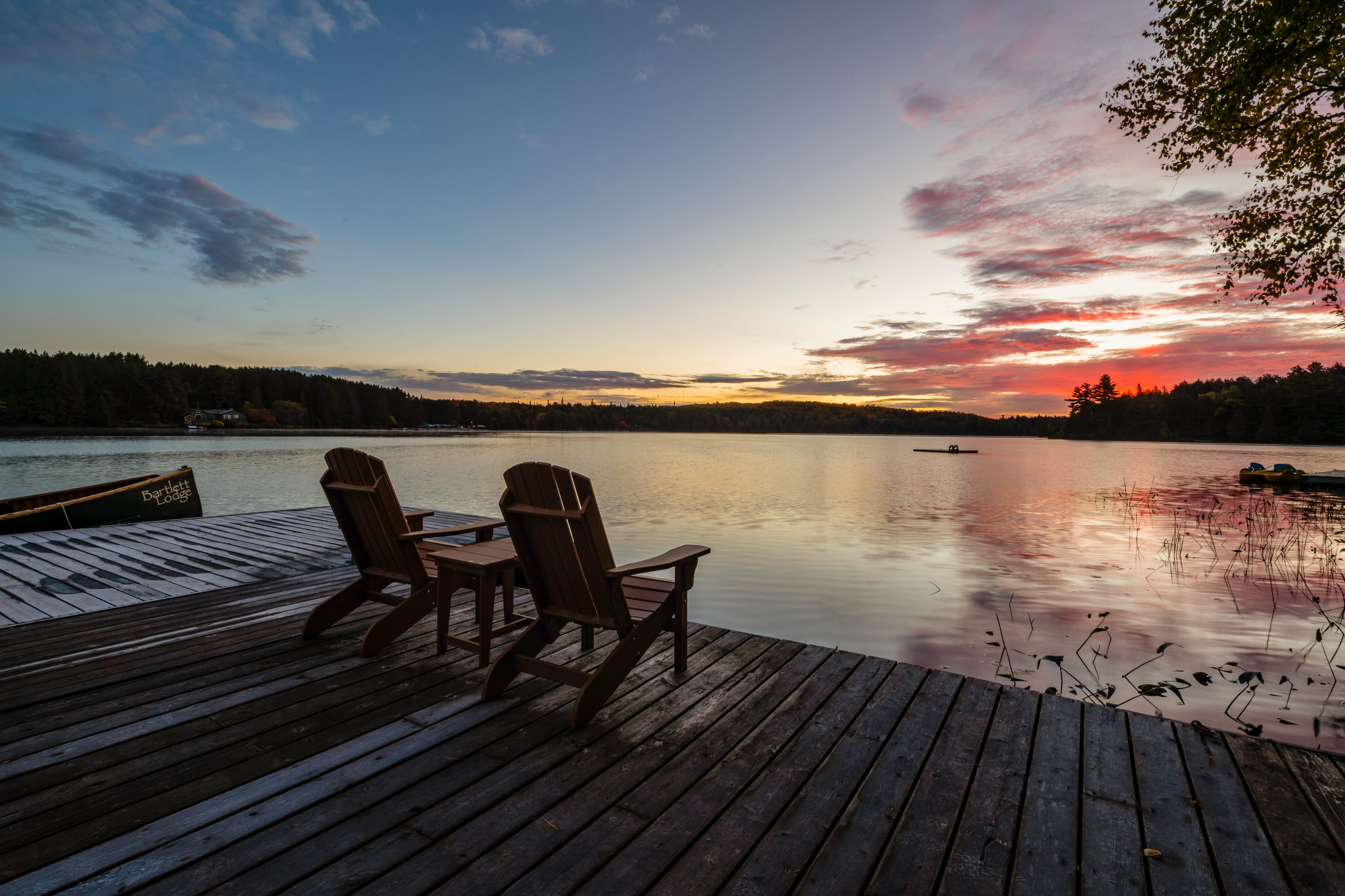 Blick auf den See im Sonnenuntergang an der Bartlett Lodge im Algonquin Provincial Park in Ontario Blick auf den See im Sonnenuntergang an der Bartlett Lodge im Algonquin Provincial Park in Ontario