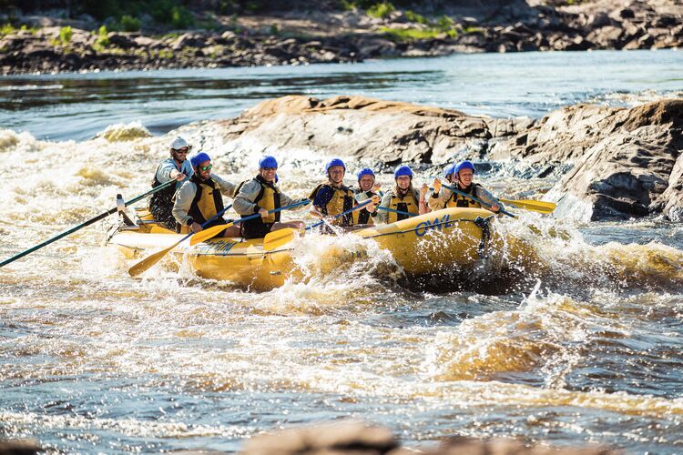 Eine Rafting Gruppe des OWL Rafting Resort in Foresters Falls, Ontario