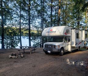 Campen am Wasser im Haliburton Forest & Wild Life Reserve