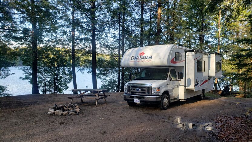 Campen am Wasser im Haliburton Forest & Wild Life Reserve Campen am Wasser im Haliburton Forest & Wild Life Reserve