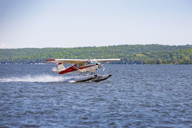 Ein Wasserflugzeug auf dem Rice Lake in Keene Ein Wasserflugzeug auf dem Rice Lake in Keene