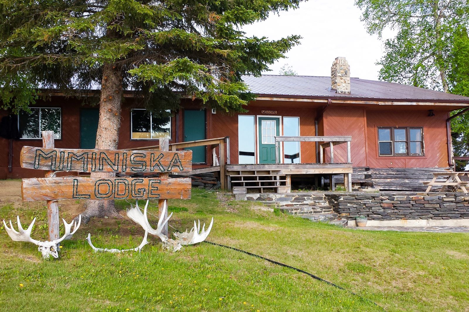 Das HauptgebÃ¤ude der Miminiska Lodge in Kanada