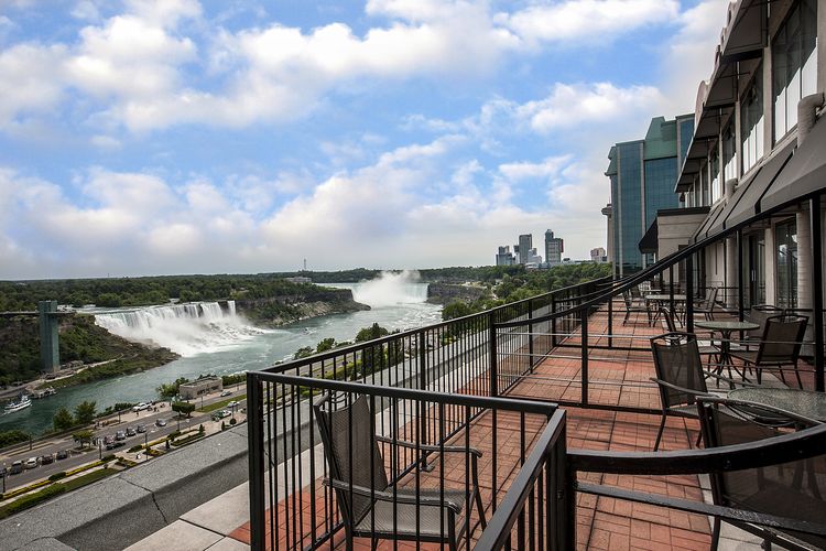 Blick vom Balkon auf die Niagarafälle