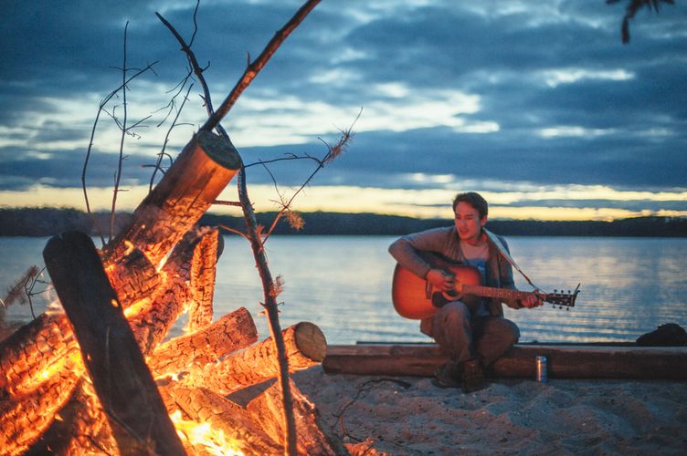 Das Lagerfeuer genieÃŸen im Wilderness North, Ontario