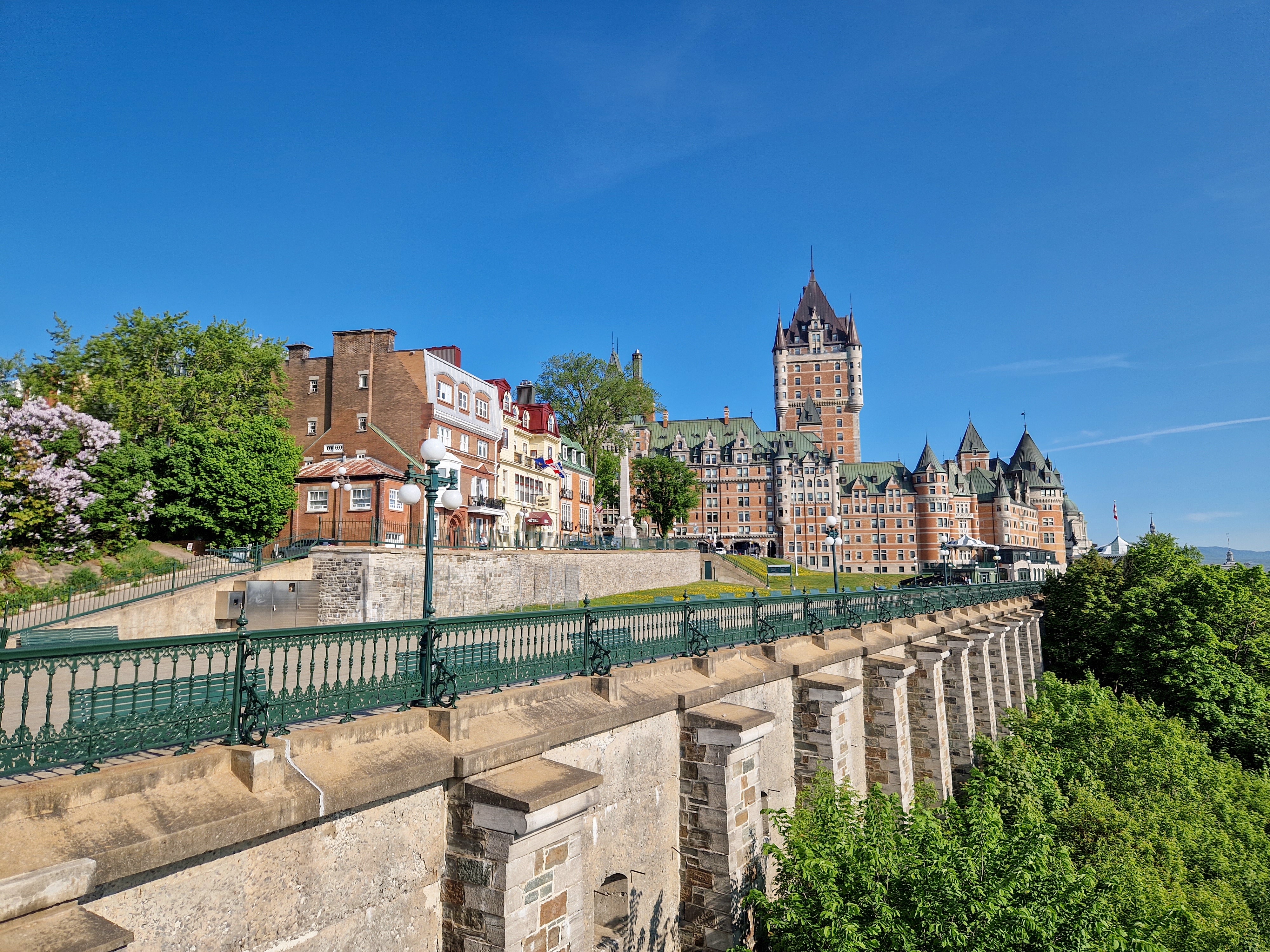 Schöne Brücke zum Fünf-Sterne-Hotel Fairmont Le Château Frontenac in Québec
