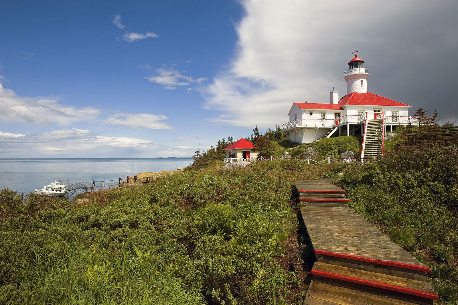 Lighthouse Pot a l'Eau de Vie - Société Duvetnor, Außenansicht vom Leuchttrum bei Tag