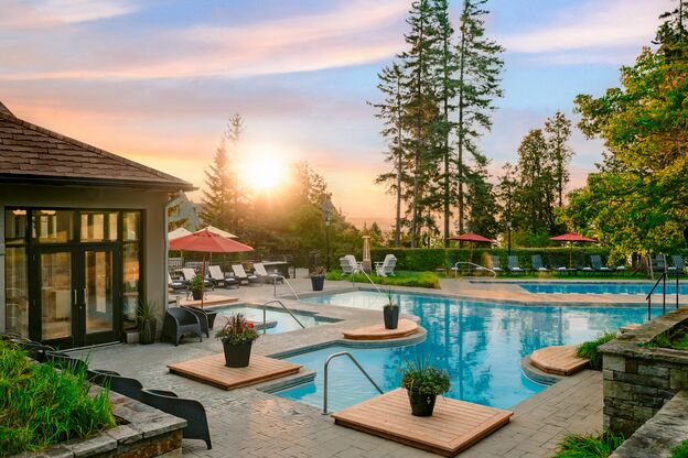 Idyllischer Outdoor Pool des Fairmont Le Manoir Richelieu in La Malbaie Idyllischer Outdoor Pool des Fairmont Le Manoir Richelieu in La Malbaie