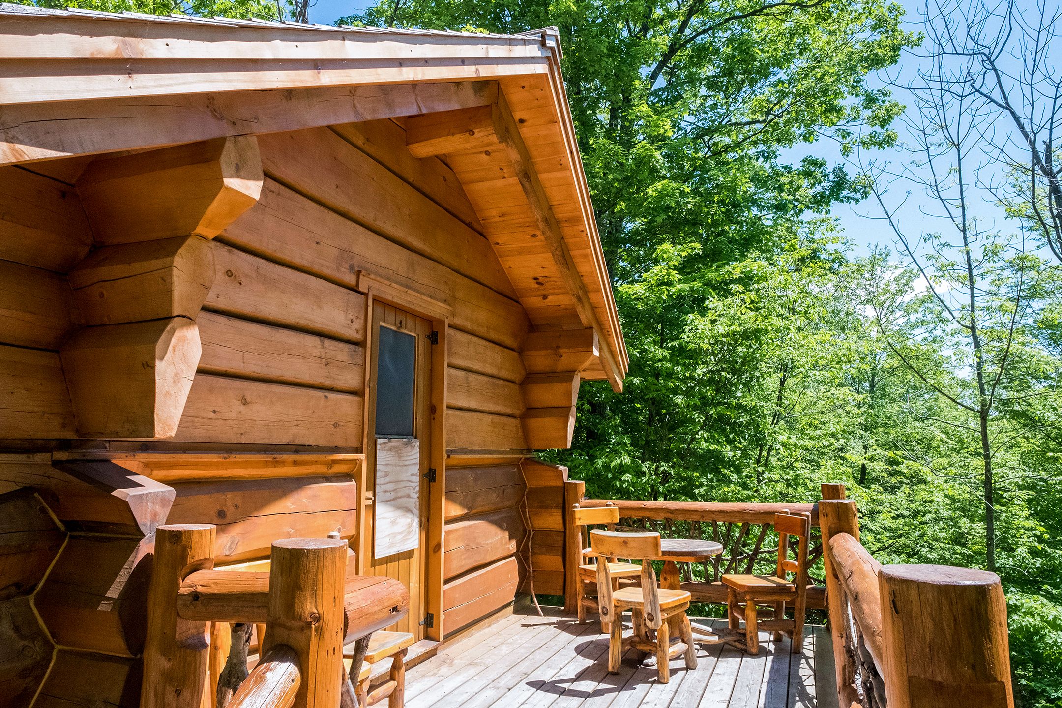 Die Veranda einer Cabin im wundervollen Parc Omega