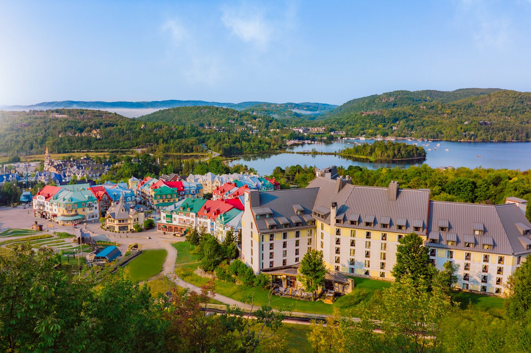Luftaufnahme von obben auf das Fairmont Tremblant Hotel in Quebec