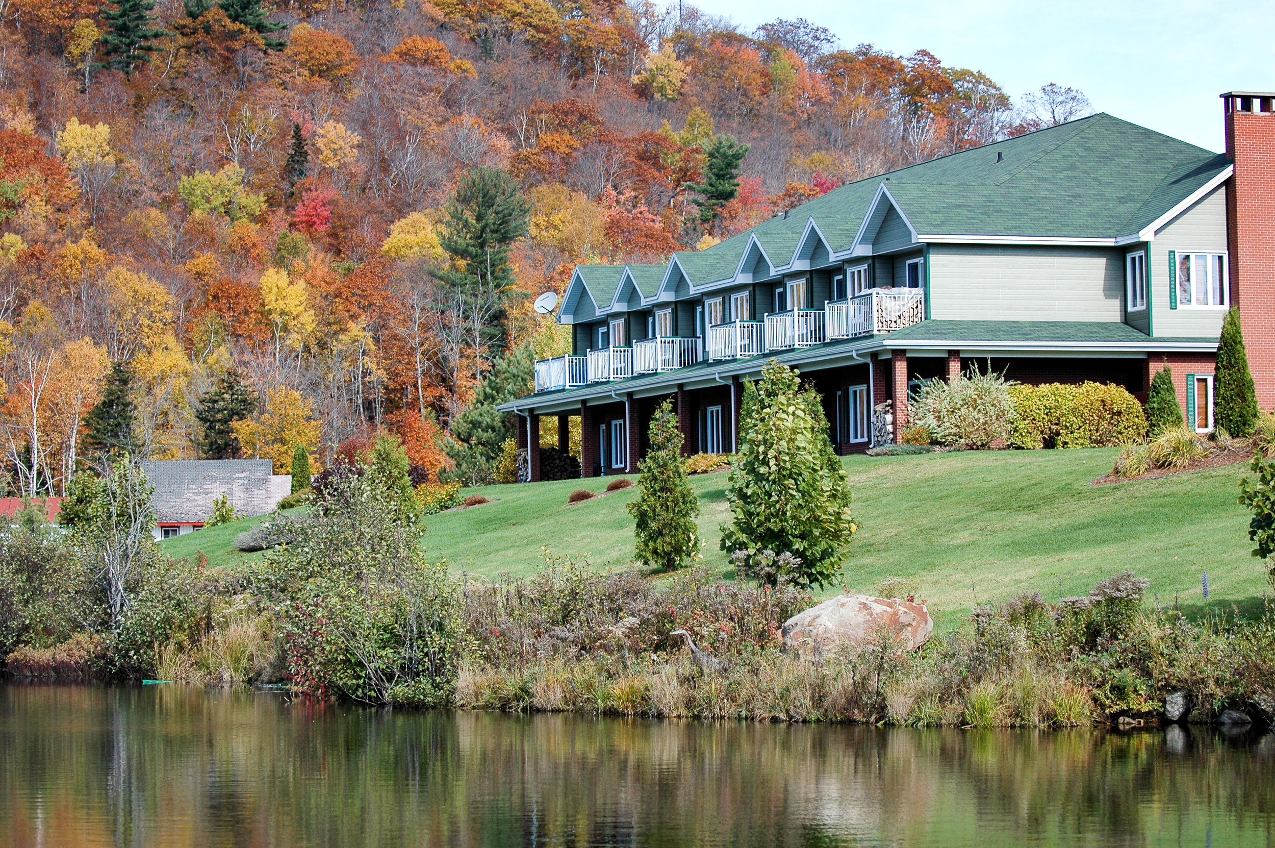 AuÃŸenansicht des Hotels du Lac-Ã -l'Eau Claire in Quebec, Kanada