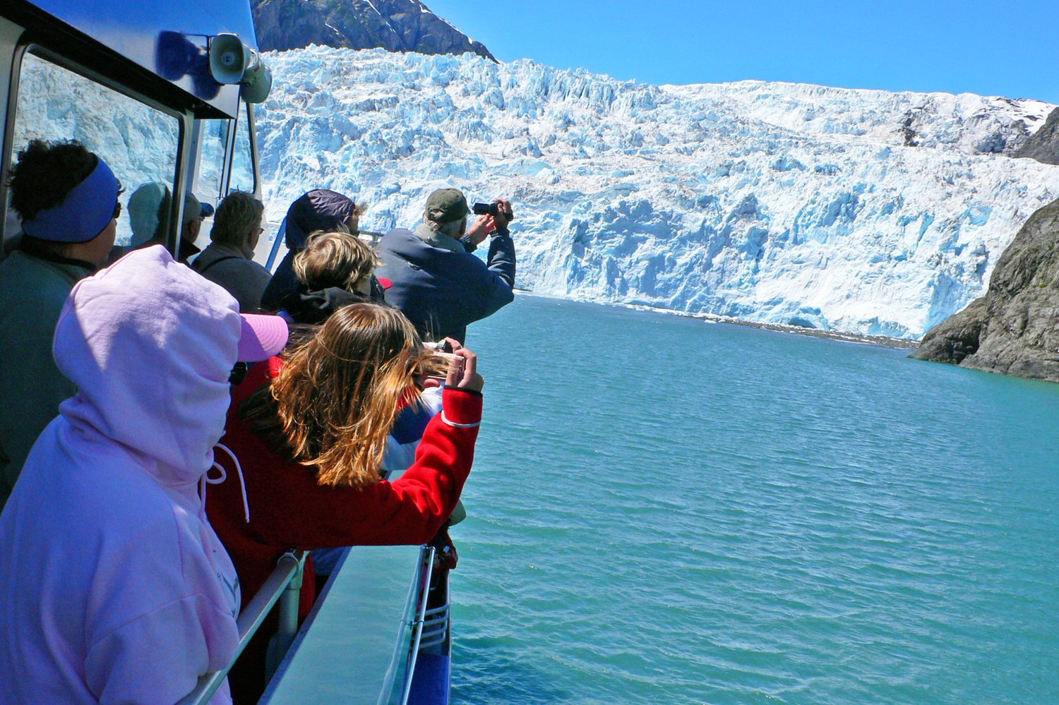 Gäste der Kenai Fjords Cruises halten den Moment auf Kamera fest