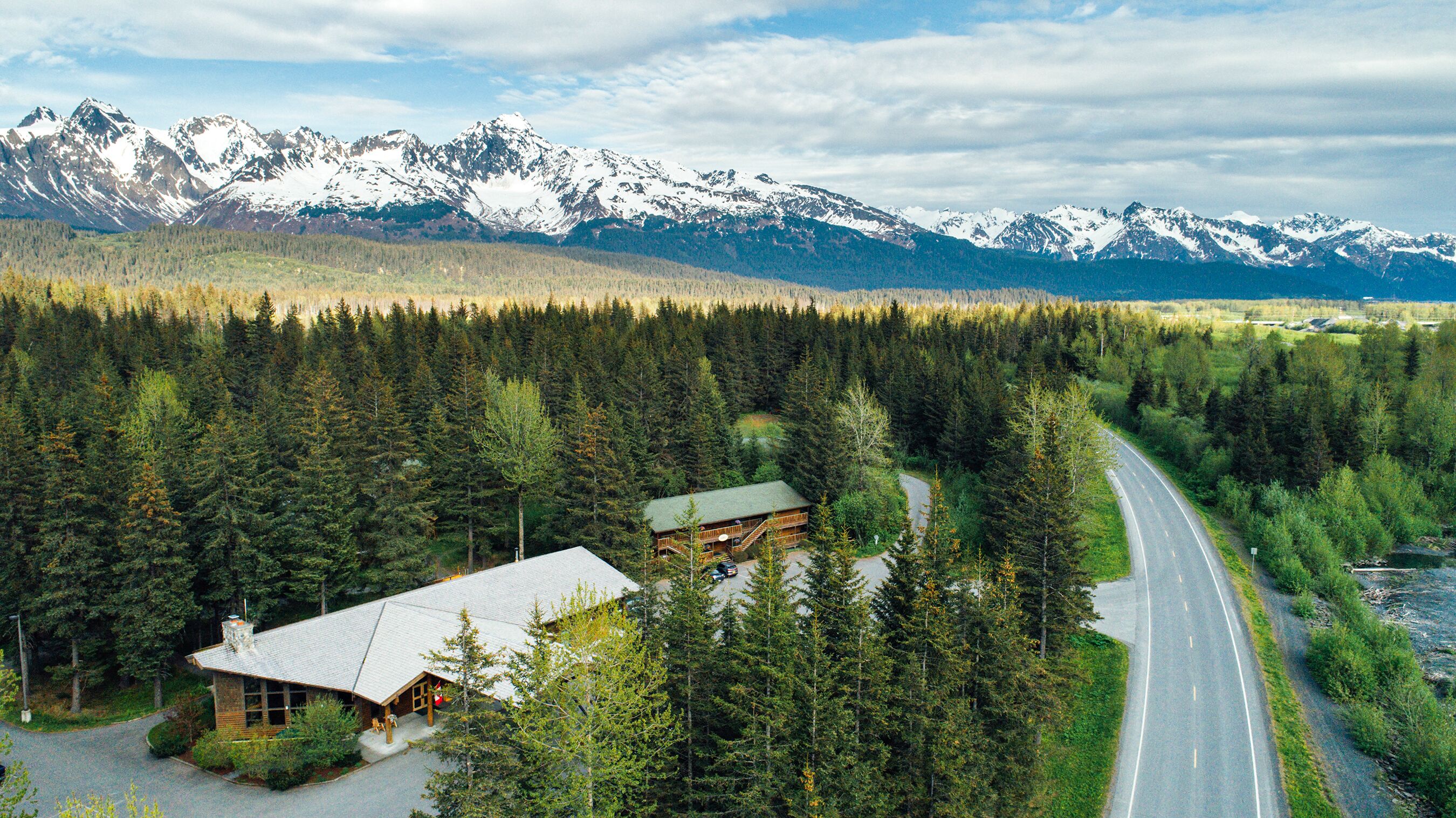 Die von Tannen umgebene Seward Windsong Lodge