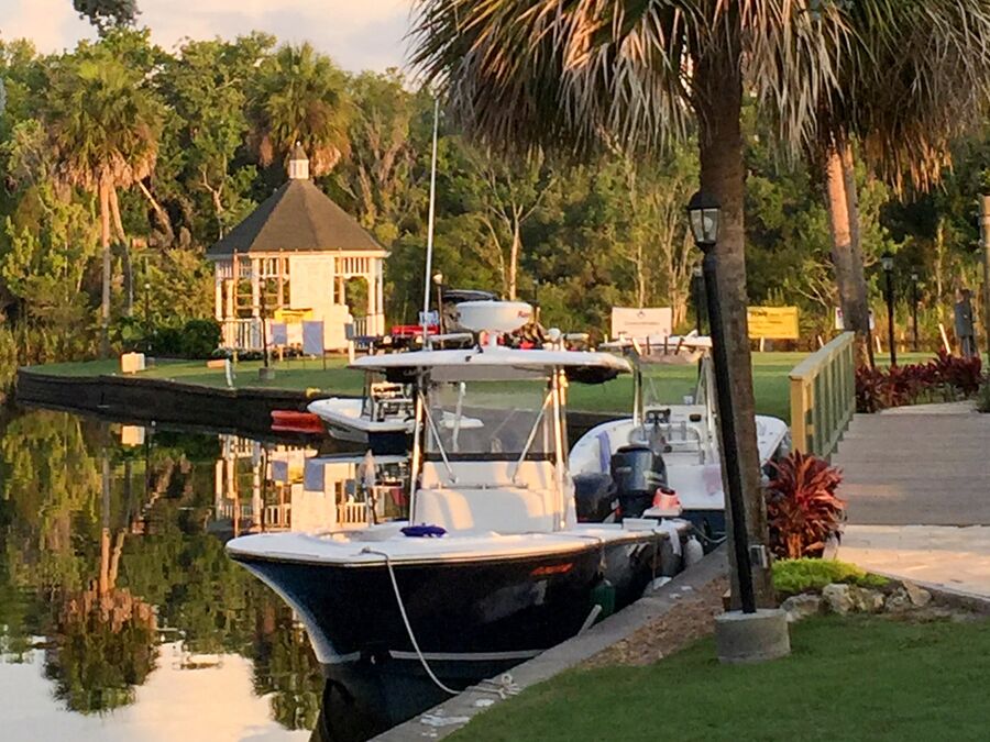 Mehrere Boote am Kai des Plantation Inn on Crystal River in Crystal River, Florida