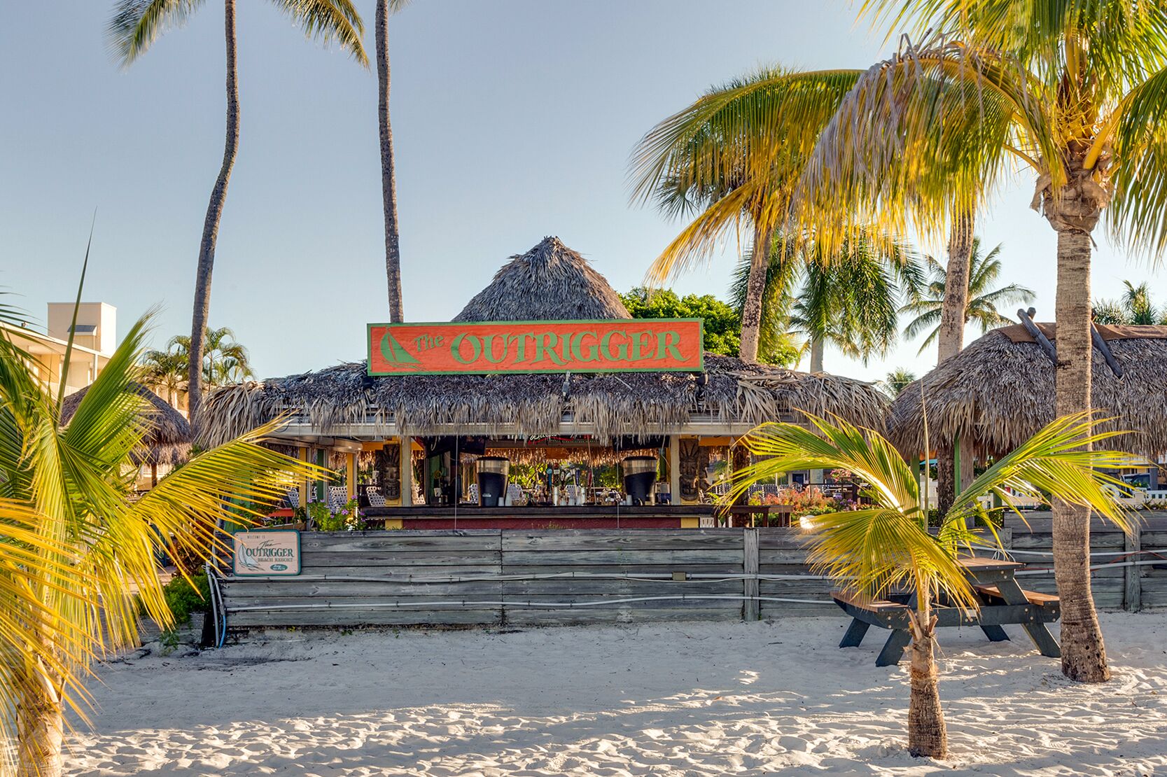 Einen Cocktail am Strand im Outrigger Beach Resort in Fort Myers