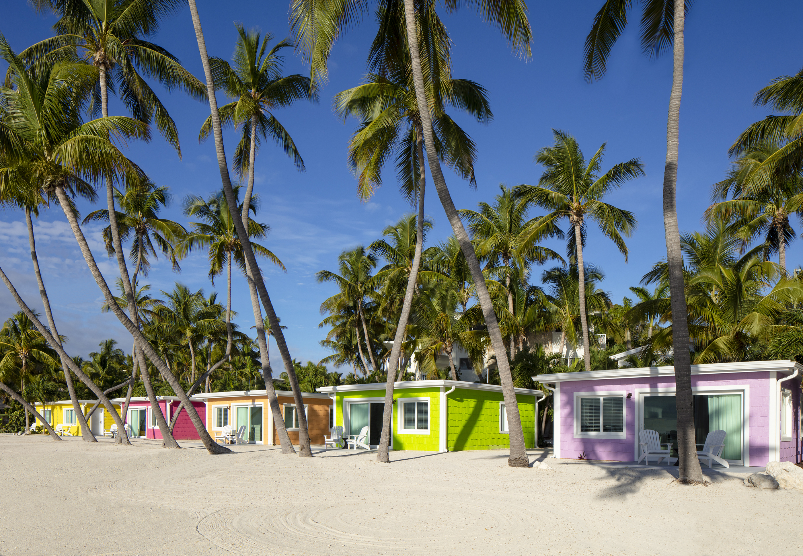 Bunte Hütten am Strand des La Siesta Resorts & Marina auf der Islamorada in Florida
