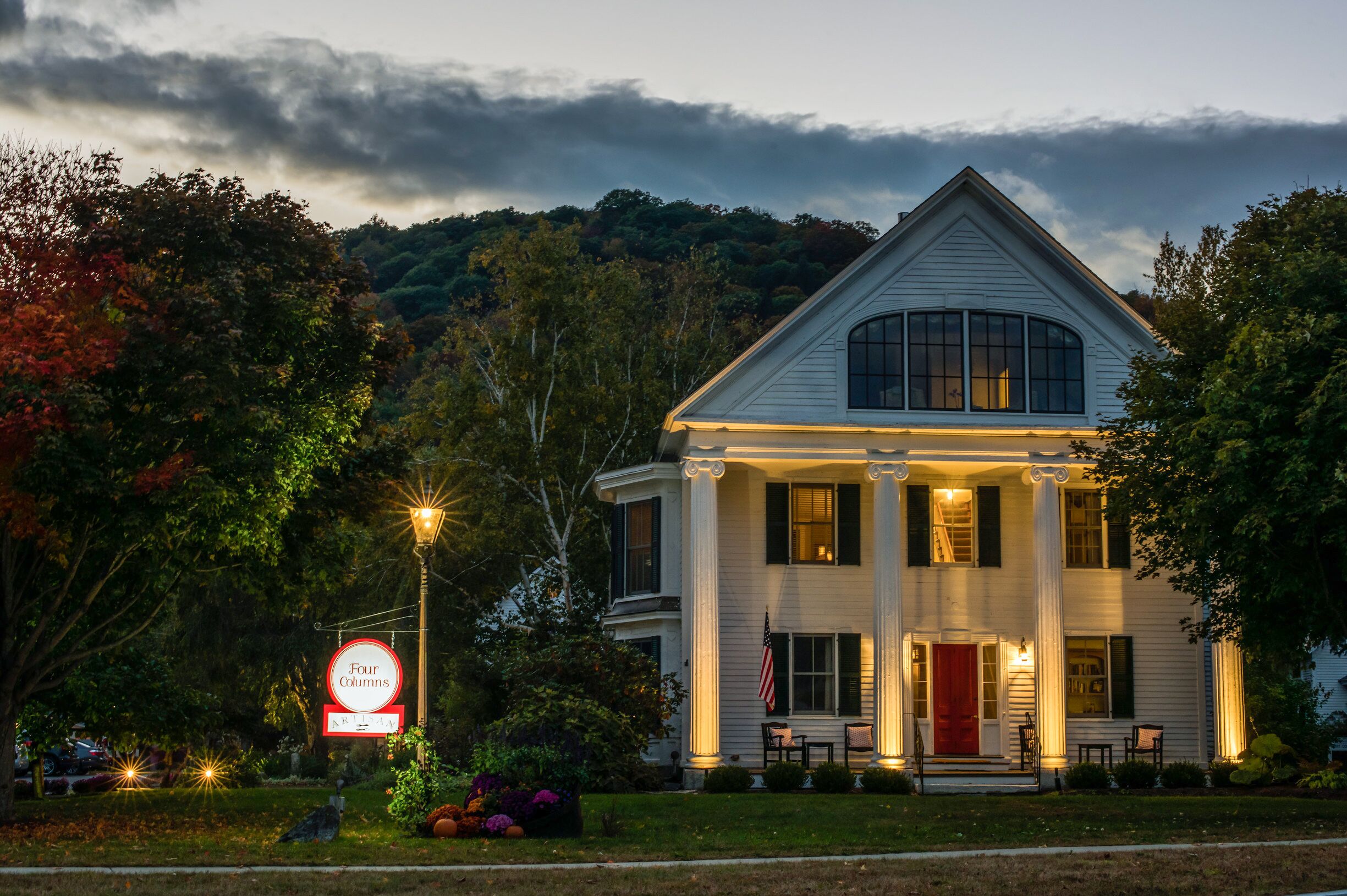 Das Four Columns Inn bei Nacht, Vermont