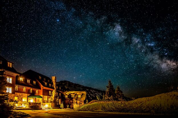 Die Crater Lake Lodge unter Sternenhimmel