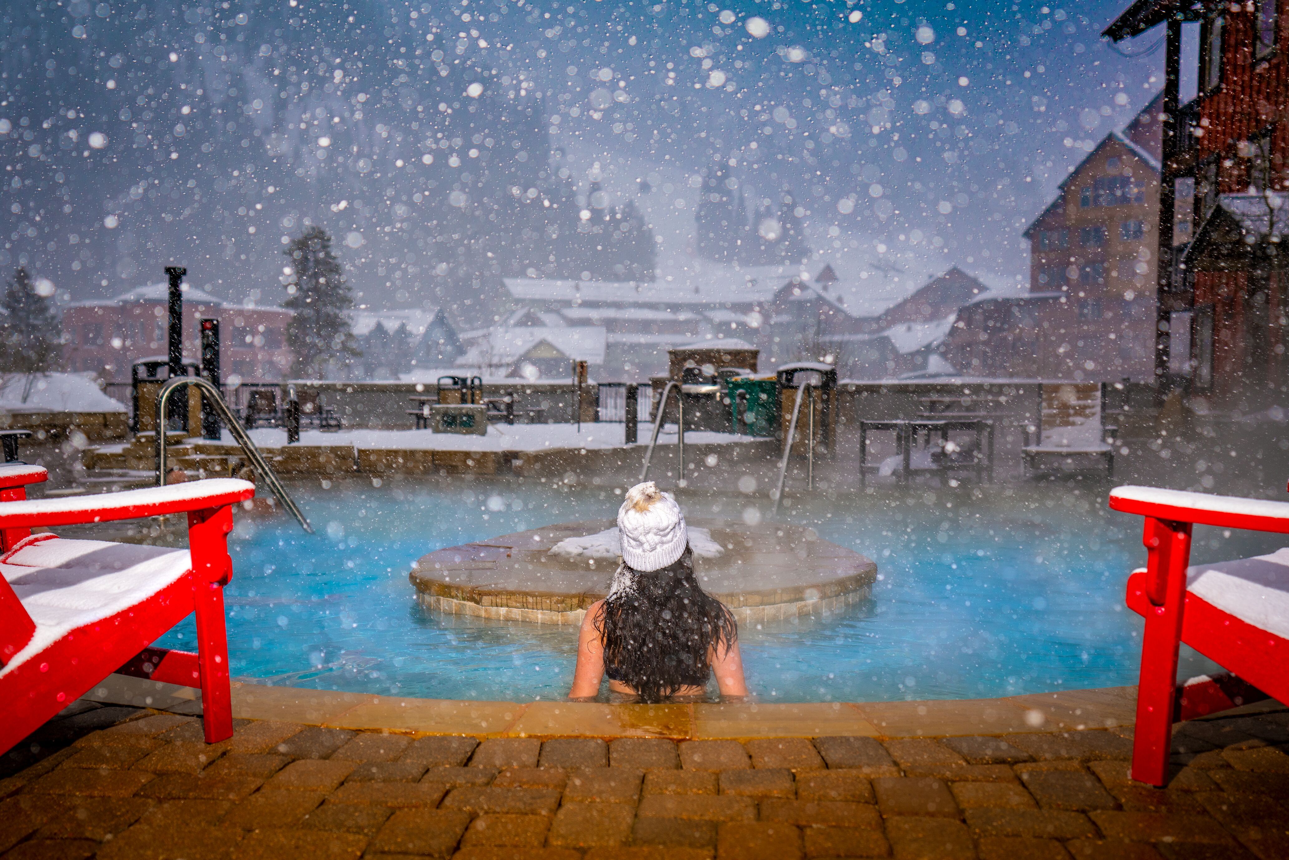 Beheizter Whirlpool im Schneetreiben im Frasers Crossing & Founders Pointe in Winter Park