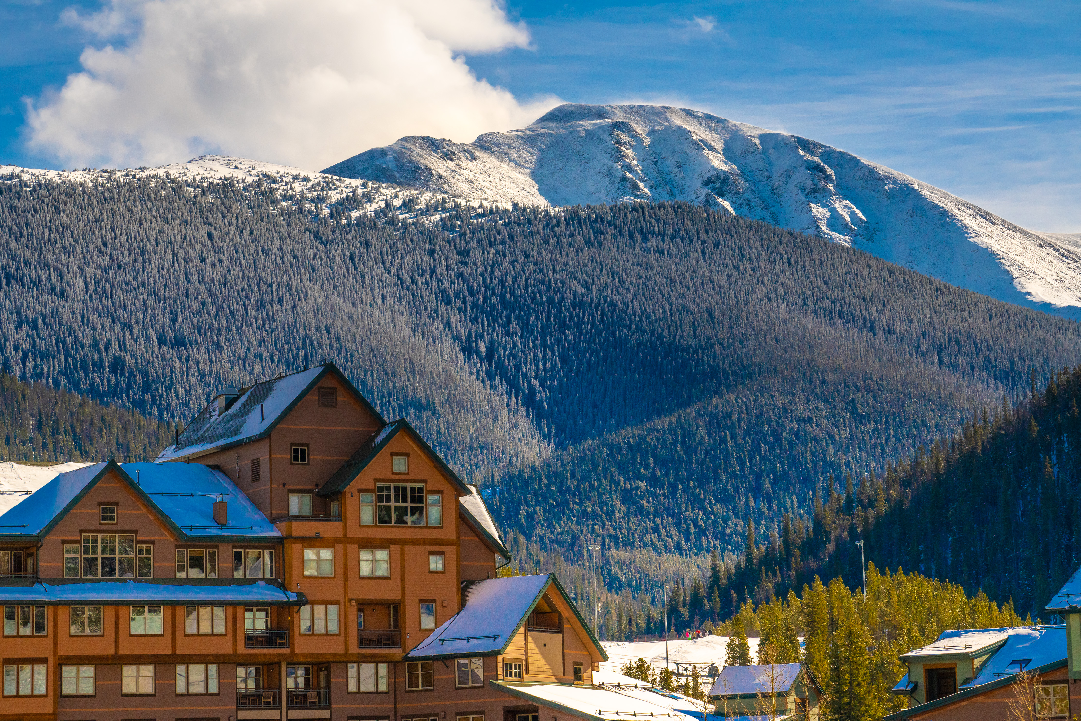 Die Zephyr Mountain Lodge in Winter Park vor beeindruckender Bergkulisse