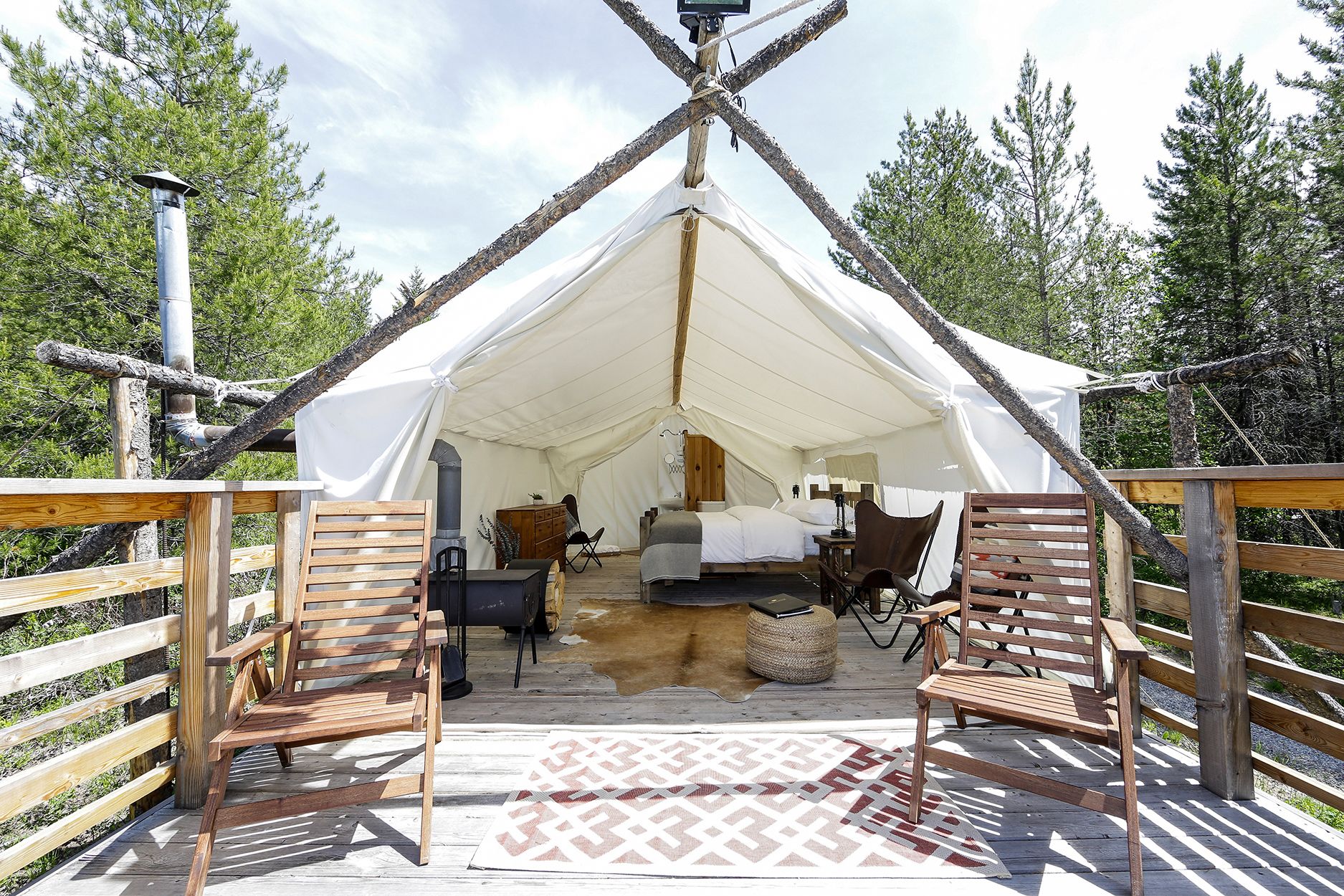 Das Deluxe Zelt des Glacier Under Canvas Glampingplatzes im Glacier Nationalpark