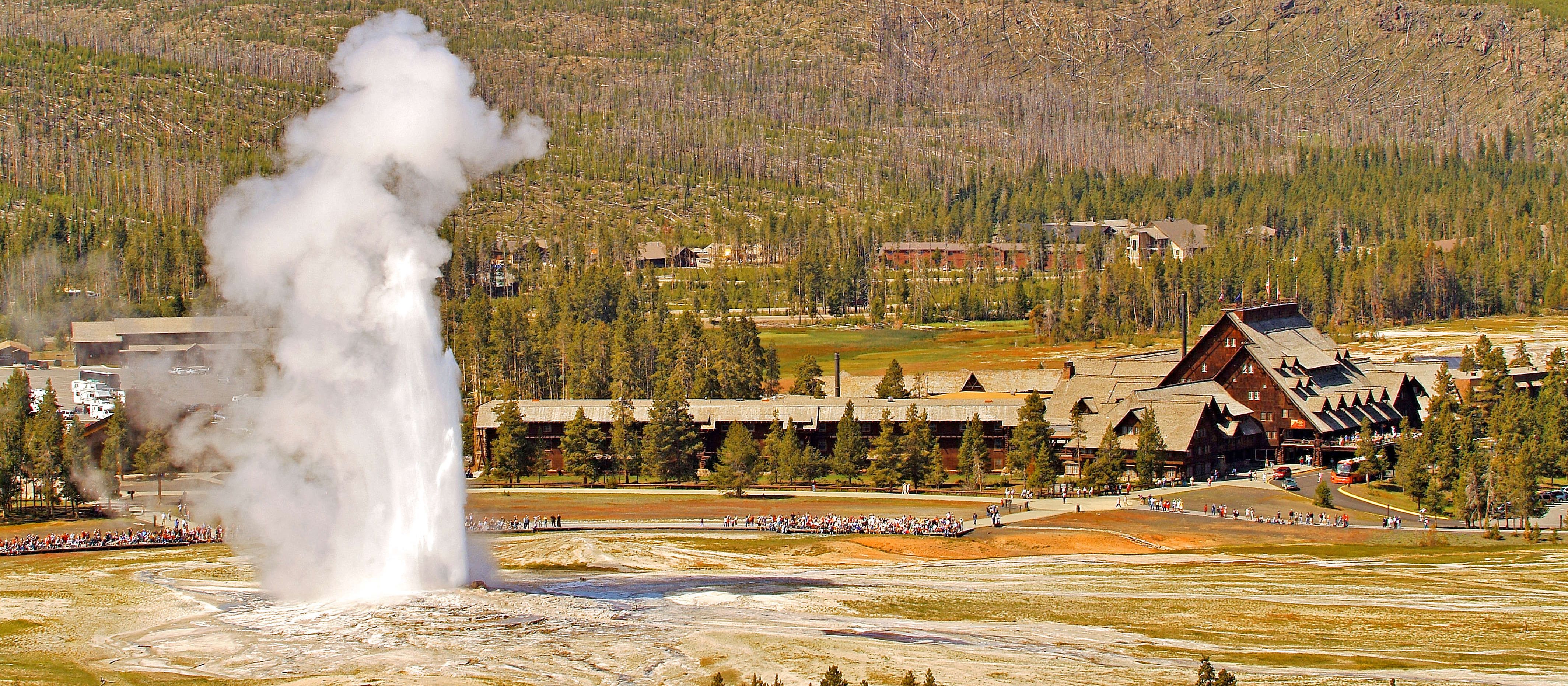 Blick auf das Old Faithful Inn im Yellowstone Nationalpark, Wyoming