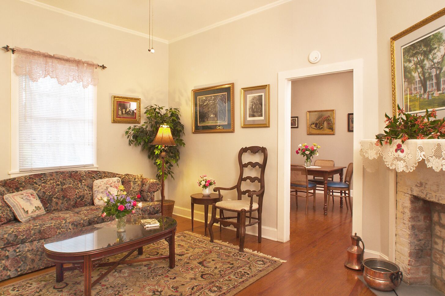 Wohnzimmer im Cottage 3 der Oak Alley Plantation in Vacherie, Louisiana
