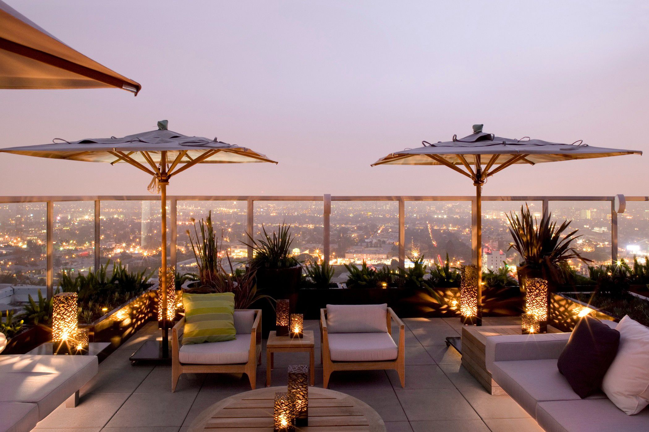 Sonnendeck des Andaz West Hollywood bei AbenddÃ¤mmerung