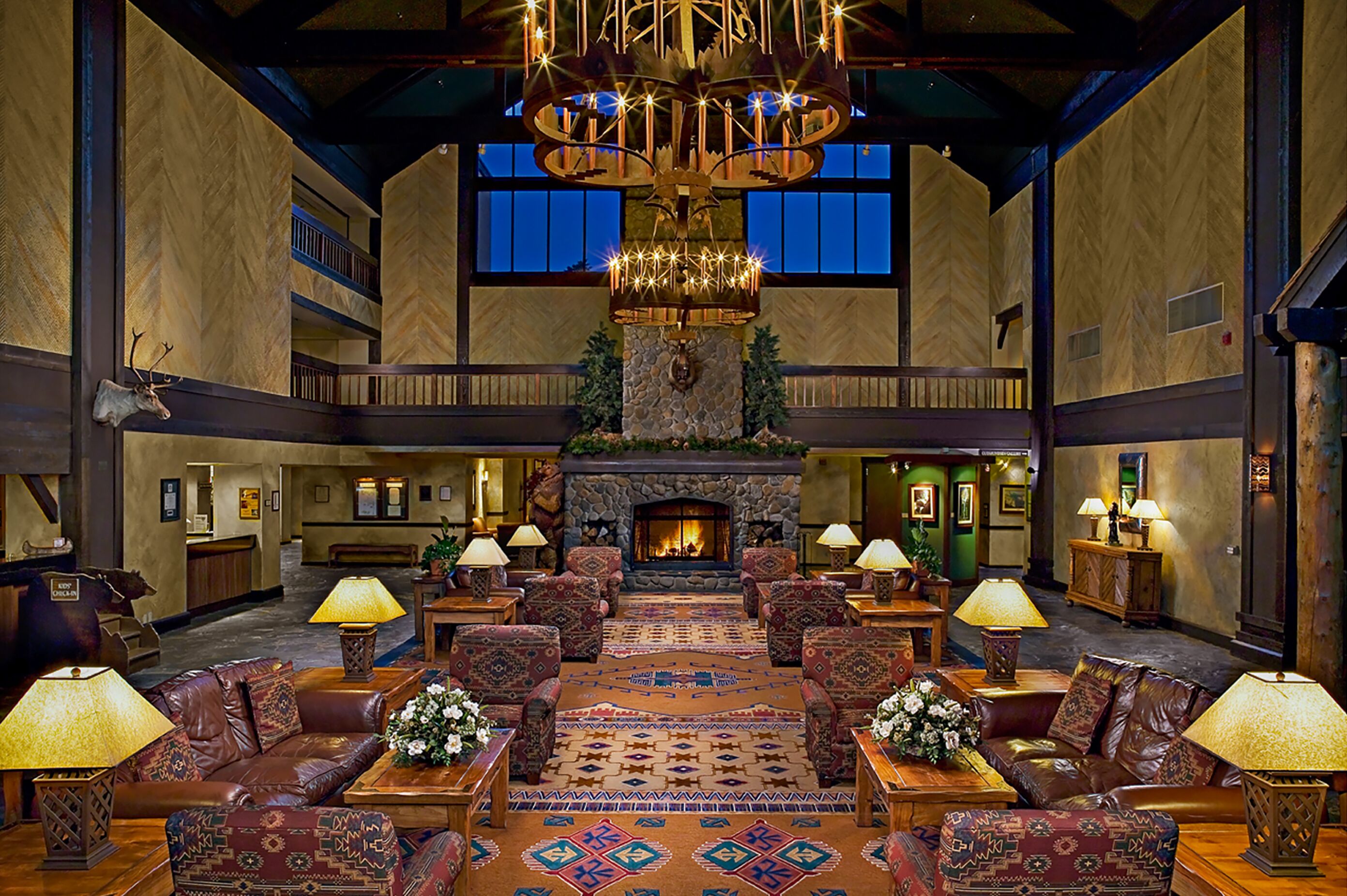 Gemütliche Lobby in der Tenaya Lodge mit Kamin