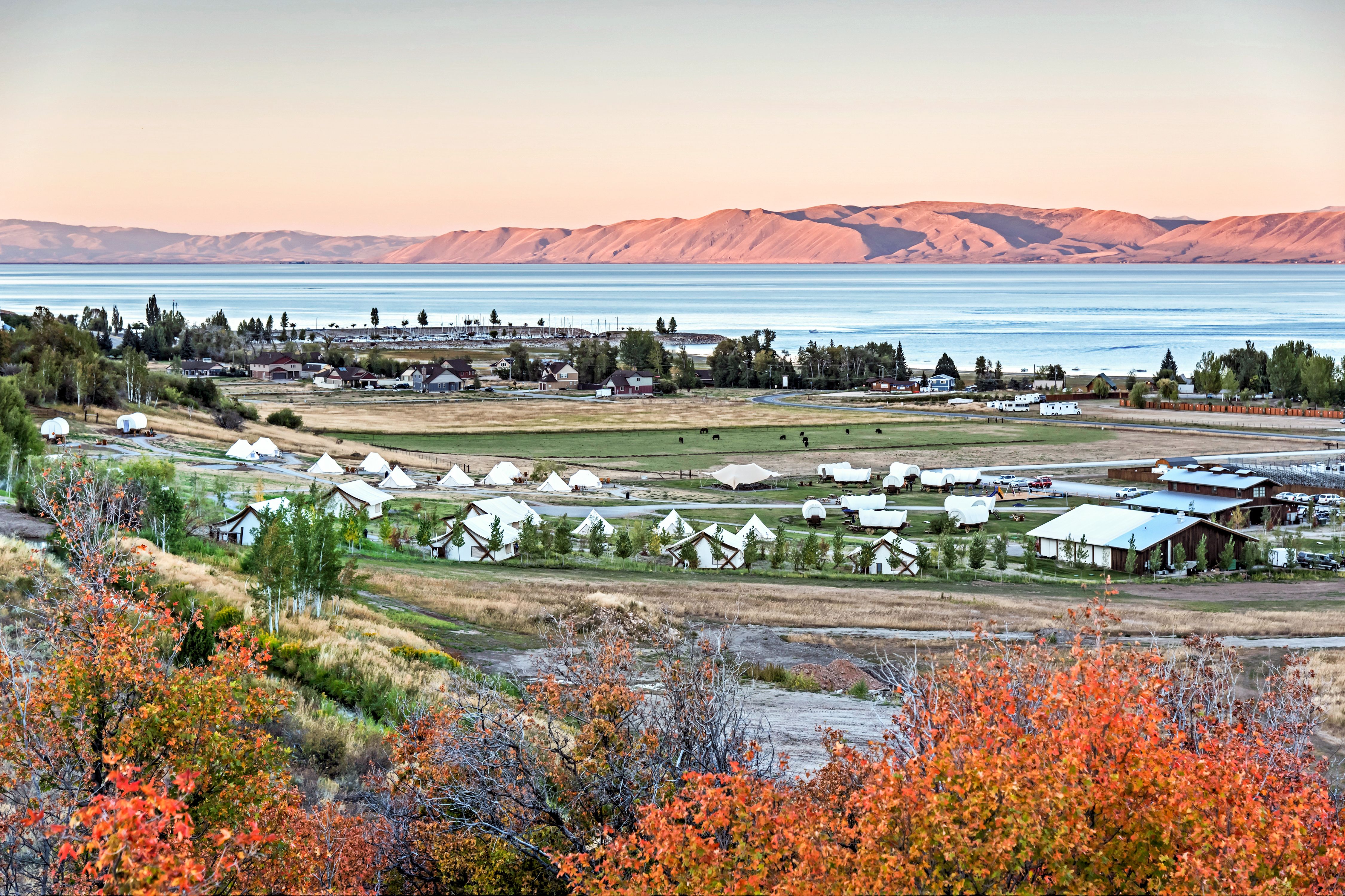 Aussicht auf die Conestoga Ranch und den Bear Lake in Utah