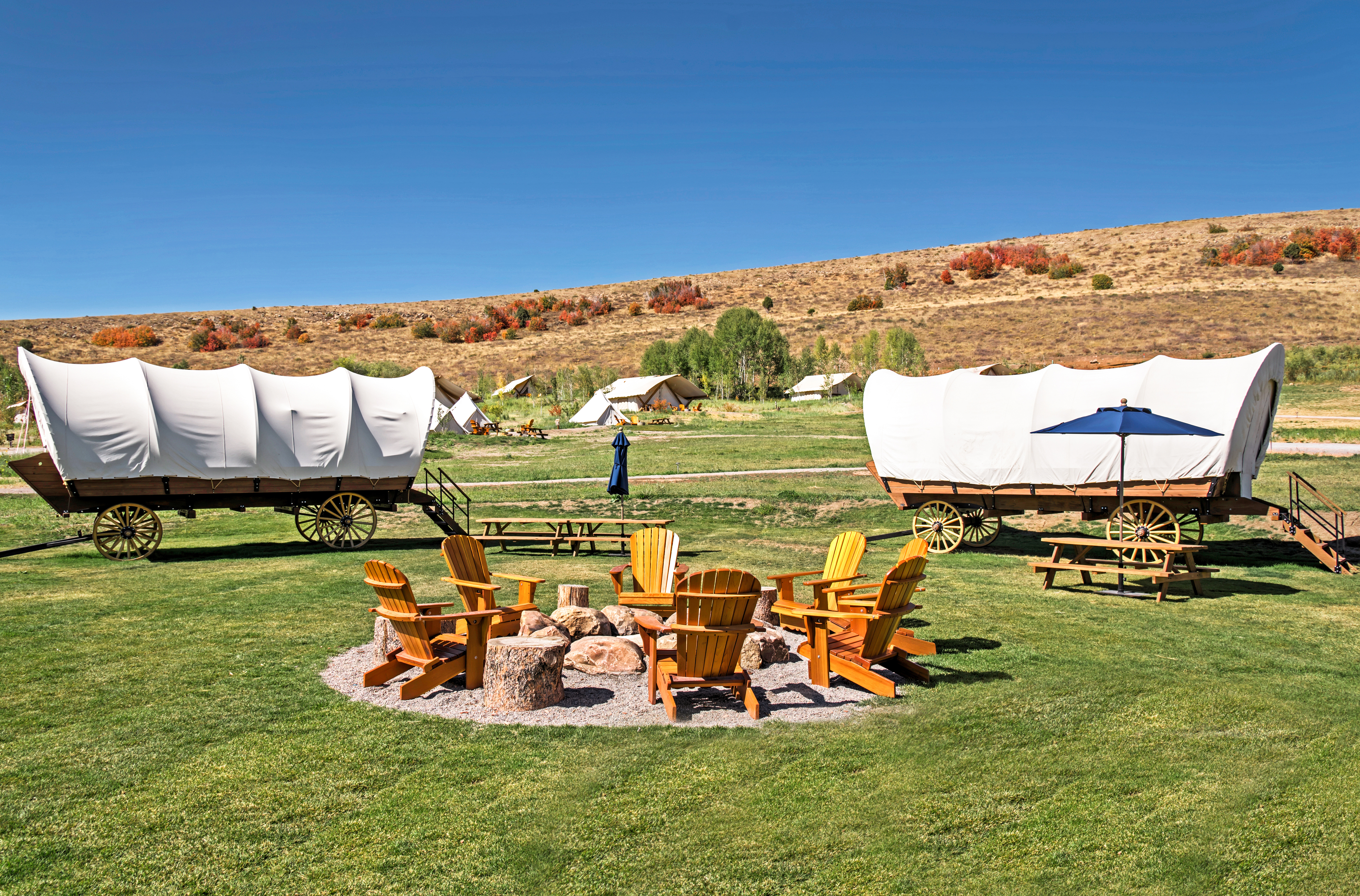 Die Feuerstelle vor den Conestoga Wagons auf der Conestoga Ranch in Utah