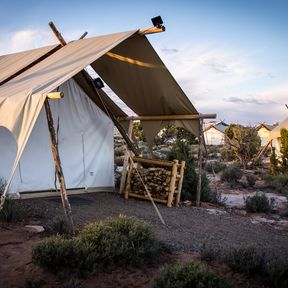 Ein "Safari Tent" des Moab Under Canvas Glampingplatzes in Utah