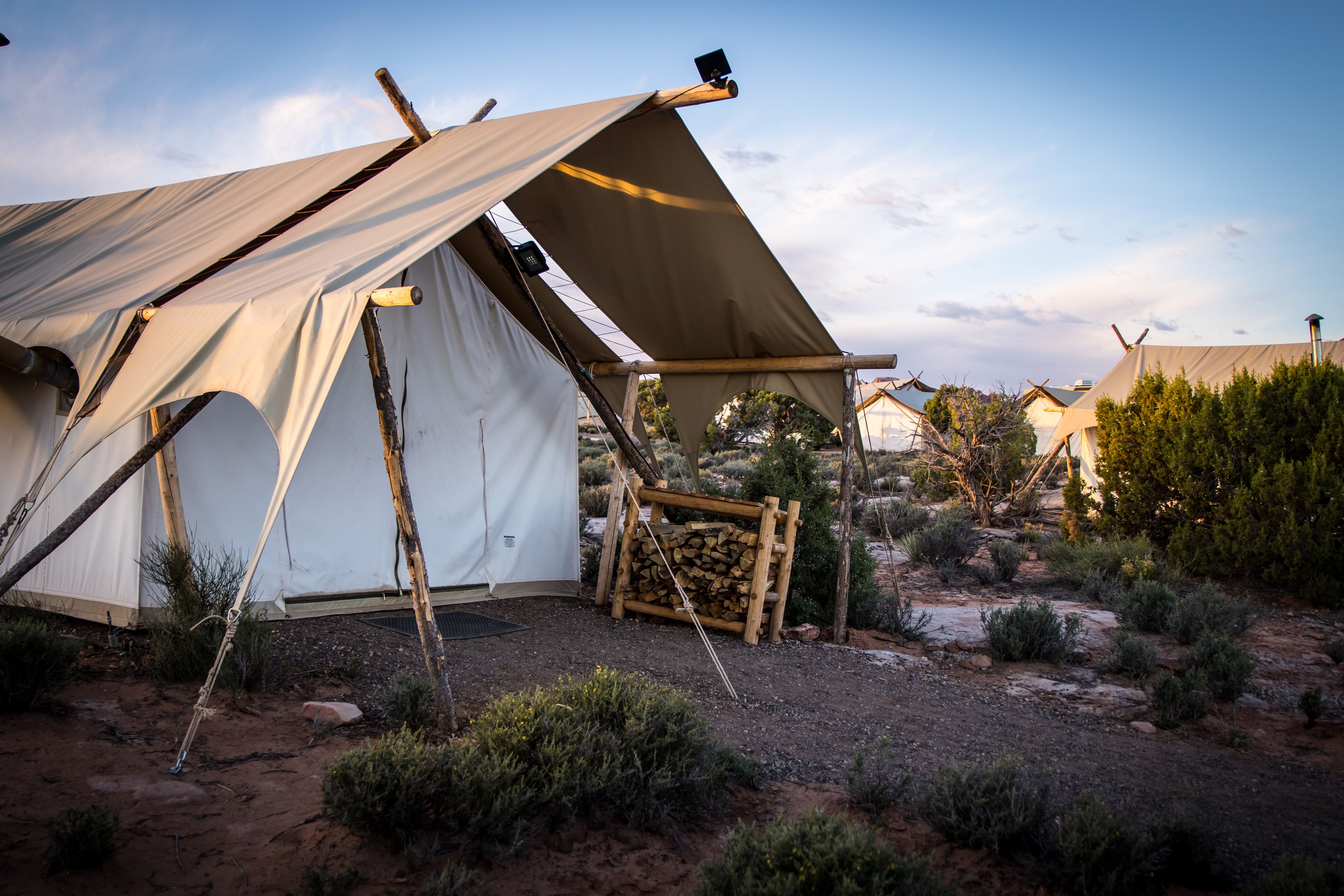 Ein "Safari Tent" des Moab Under Canvas Glampingplatzes in Utah